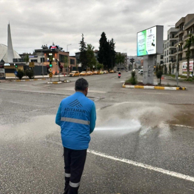 Yağış sonrası temizlik çalışmaları başladı