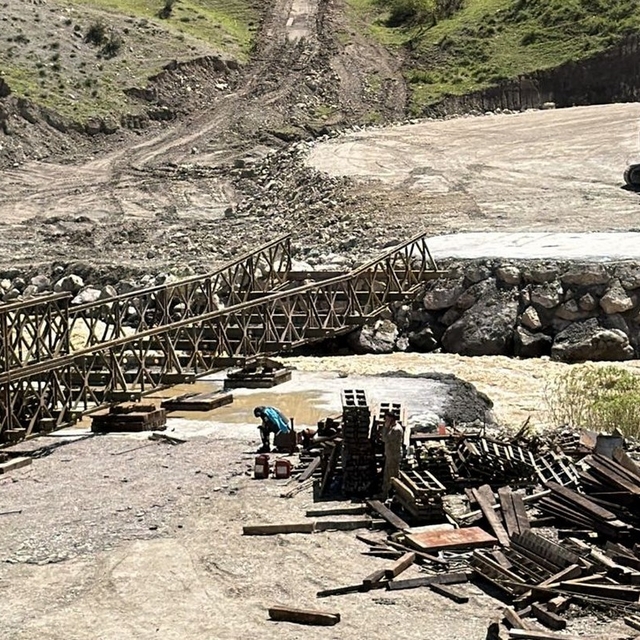Hakkari-Van yolunda panel köprü çalışması sürüyor