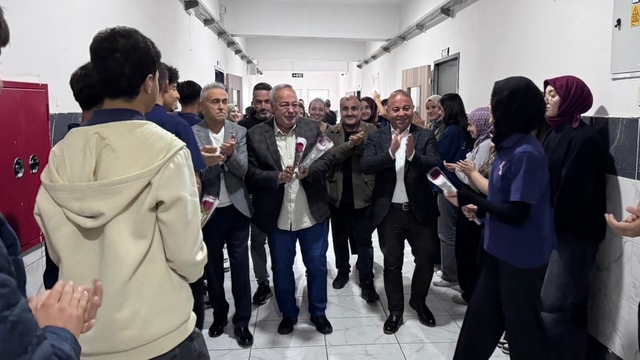 Kahramanmaraş'ta emekli olan öğretmen görev yaptığı okuldan alkışlarla uğurlandı
