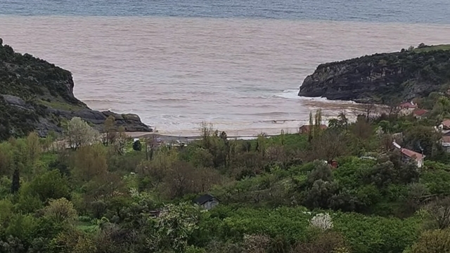 Bartın'da sağanağın ardından deniz çamur rengini aldı