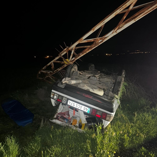 Elektrik direğine çarpan otomobil ters döndü