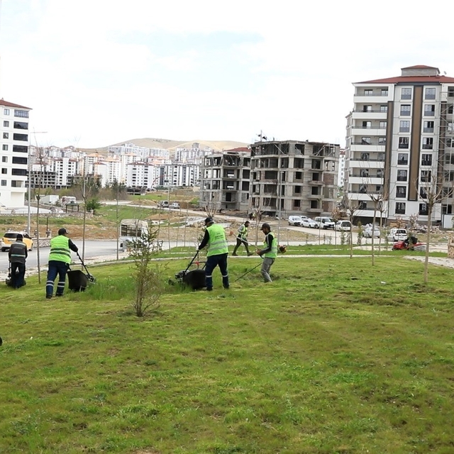 Elazığ'da kent genelinde yeşil alan çalışmaları sürüyor