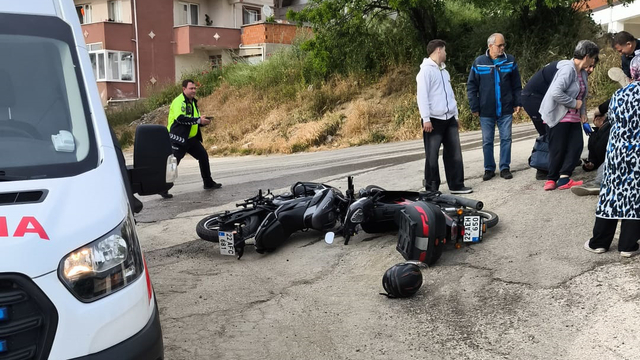 Motosikletler kafa kafaya çarpıştı: 2 yaralı