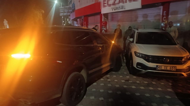 Kazaya karışan 2 araç savrulup, park halindeki 2 otomobile çarptı; 2 yaralı