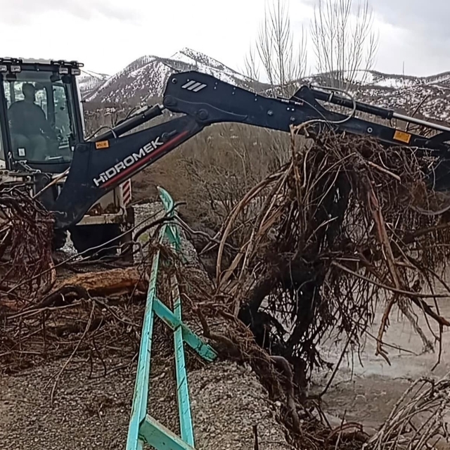 Sel köprüleri tıkadı, ekipler sahada