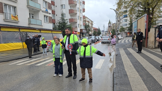 Başkan Ekinci, gönüllü öğrencilerle trafik kurallarına dikkat çekti
