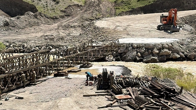 Hakkari-Van yolunda panel köprü çalışması sürüyor