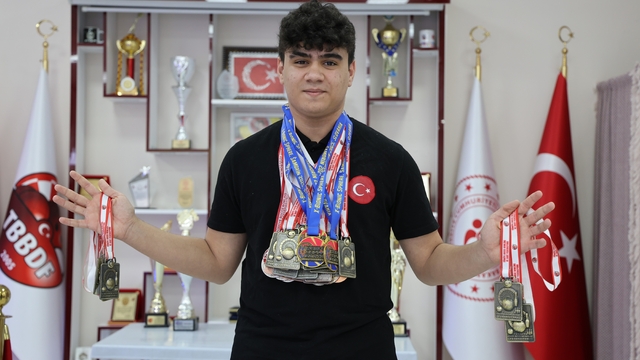 Dünya ve Türkiye dart şampiyonu Bedirhan Nas, 30 madalyaya ulaştı
"Sponsorumuz olmadığı için yurt dışı turnuvalarına katılamıyoruz"