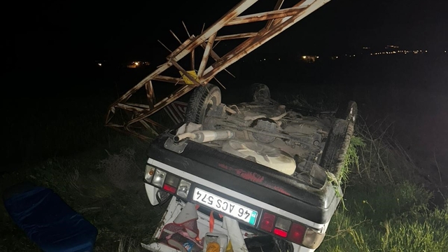 Elektrik direğine çarpan otomobil ters döndü