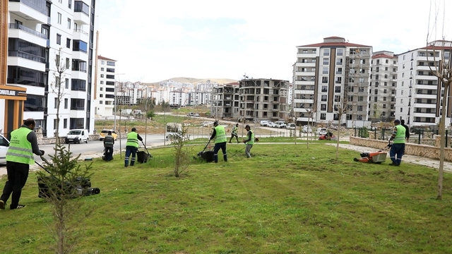 Elazığ'da kent genelinde yeşil alan çalışmaları sürüyor