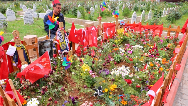 Okul saldırısında hayatını kaybeden çocukların ziyaretçileri eksik olmuyor
"Saldırganın bir mezarı dahi yok, varsa da nereye gömüldü"