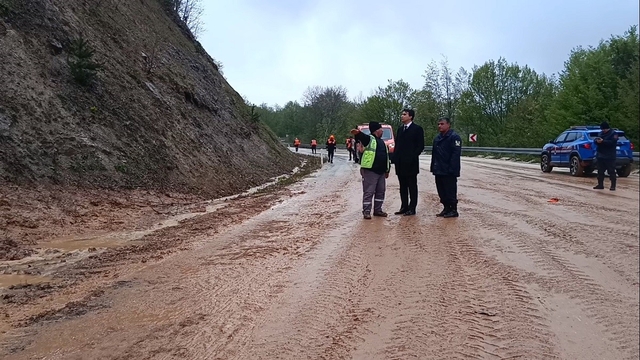 Bilecik'te sağanak yağış sonrası heyelan
Toprak kaymaları ve ağaç devrilmeleri bölgede ulaşımı tehlikeye soktu
Gümüşdere ve Bahçesultan köyleri arasında devrilen ağaçlar ve kayan toprak kütleleri sürücülere zor anlar yaşattı