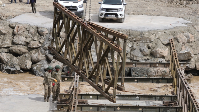 Hakkari'ye ulaşım sıkıntısı Mehmetçiğin kurulumuna başladığı panel köprüyle giderilecek