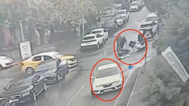 Motosiklet ile otomobilin çarpıştığı kaza kamerada