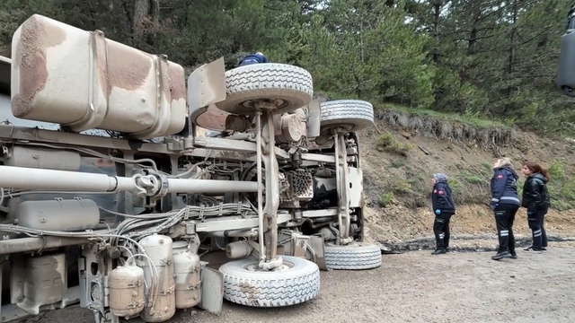Bolu'da kum yüklü kamyon devrildi: 1 ölü