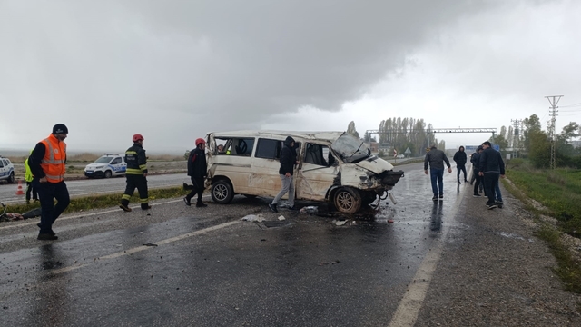 Beyşehir'de devrilen minibüsün sürücüsü yaralandı