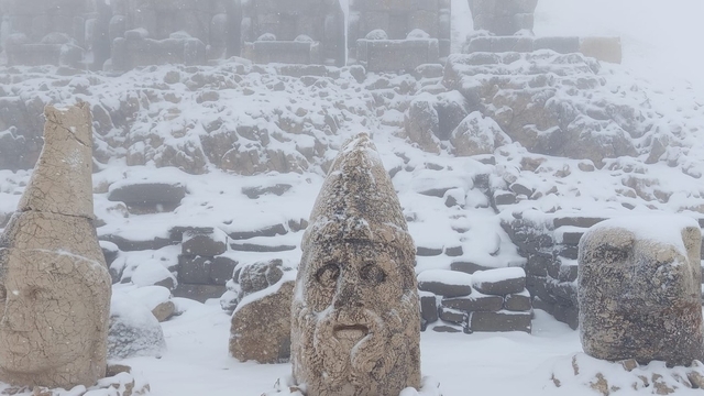 Nemrut Dağı'nda mayısta kar sürprizi