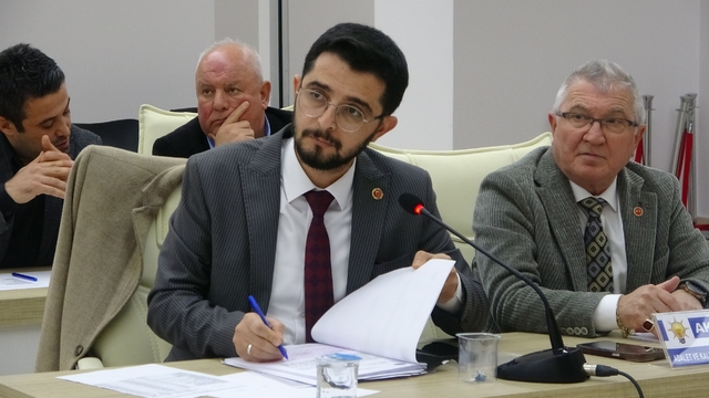 Bil Kart Satış ve Yükleme Noktasında ortaya çıkan 104 bin lira açık tartışması
AK Parti Grup Sözcüsü Onur Şeker;
"Kayıp 104 binin üstü neden örtüldü"
Belediye Başkanı Melek Mızrak Subaşı;
"Yaşanan durumla ilgili gerekli incelemelerin başlatıldı, süreç adli makamlar tarafından titizlikle sürdürülüyor"