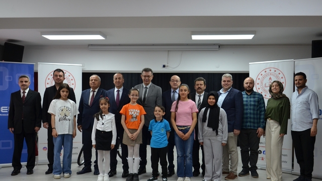 Çocukların enerji tasarrufu duyarlılığı kalem ve fırçalarla hayat buldu
OEDAŞ'ın geleneksel şiir ve resim yarışması Uşak'ta yapıldı