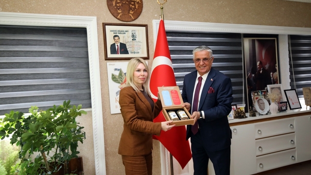 Rektör Özkan "Bu ayın sonunda CAR-T hücreleri ile lösemi ve lenfoma tedavilerine başlayacağız"
Akdeniz Üniversitesi Rektörü Prof. Dr. Özlenen Özkan:
"Merkezimizin ruhsatı geçen hafta alındı; muhtemelen bu ayın sonunda CAR-T hücreleri ile lösemi ve lenfoma tedavilerine başlayacağız. Hedefimiz bu çalışmaları diğer kanser türlerine de yaygınlaştırmak"
