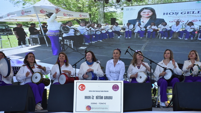 Kakava ve Hıdırellez Şenlikleri kutlamaları Sarayiçi'nde ritim ve dans gösterileriyle başladı