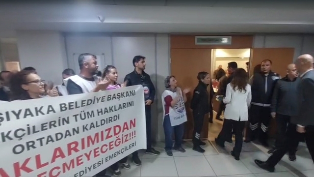 Karşıyaka'da memurlardan meclis girişi Başkan Ünsal'a alkışlı protesto