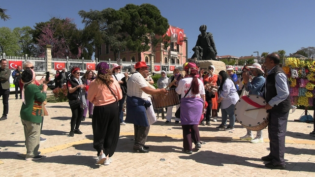 Binlerce turist Edirne'ye akın etti, Selimiye Meydanı doldu taştı: Esnaf bayram etti
Edirne cadde ve sokaklarını turistler doldurdu
Edirne'de Kakava bereketi cadde ve sokakları doldurdu