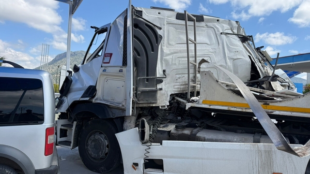 Burdur'da tır, kamyona çarptı: 1 yaralı
