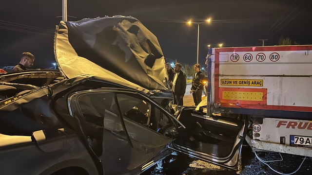 Otomobil, park halindeki TIR'a çarptı; 2 yaralı