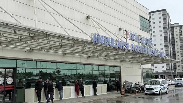 Tarihi geçmiş salam yiyen 4 öğrenci hastaneye kaldırıldı