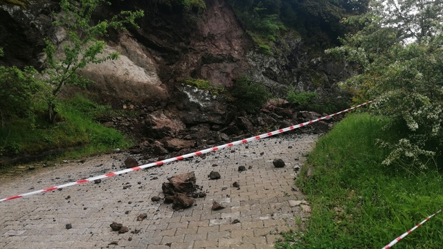 Niksar'da sağanak nedeniyle kaya parçaları yola düştü