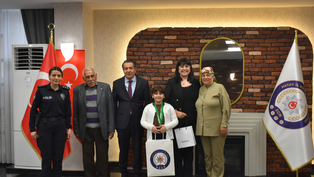 Hatay İl Emniyet Müdürü Yılmaz, Uluslararası İngilizce Olimpiyatı'nda üçüncü olan şehit kızını kutladı
