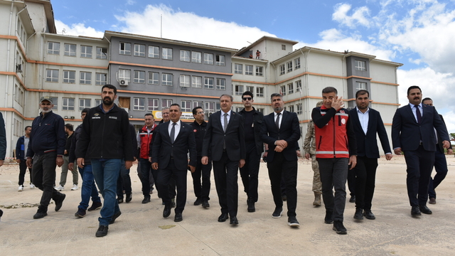 Şanlıurfa Valisi Şıldak fırtınadan etkilenen Viranşehir'de incelemede bulundu: