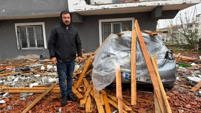 Gaziantep'te vatandaşlar hala şokta: Çatılar uçtu, araçlar zarar gördü, evler hasar aldı, ağaçlar söküldü
Fırtınanın yıktığı balkon duvarları arabayı hurda yığınına çevirdi