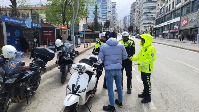 Trafik bilinci için lise önünde farkındalık etkinliği