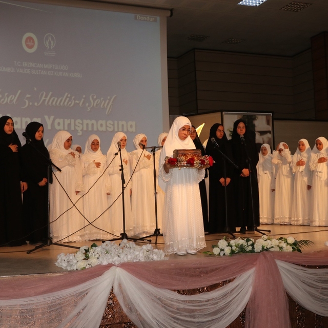 Kız Kur'an kursu öğrencileri hadis-i şerif bilgisinde yarıştı