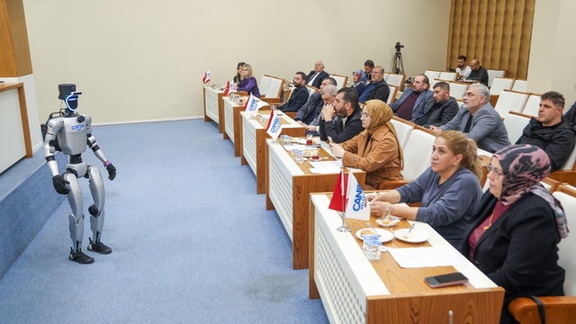 Türkiye'nin nüfusa kayıtlı ilk insansı robotu CANİKMAN meclis toplantısında soruları yanıtladı