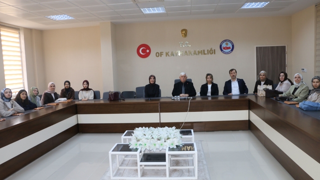 Kahramanmaraşlı öğrencilerden Of Milli Eğitim Müdürü Kabahasanoğlu'na ziyaret