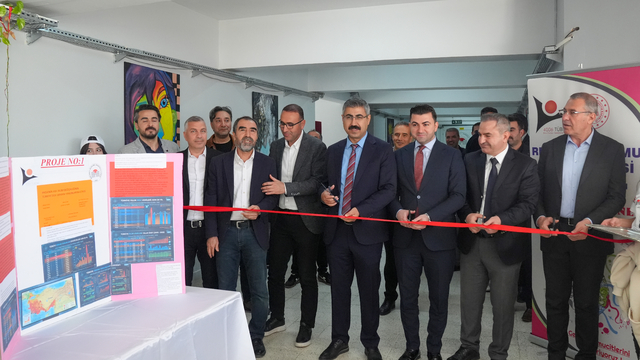 Diyarbakır'da TÜBİTAK 4006 Bilim Fuarı açıldı