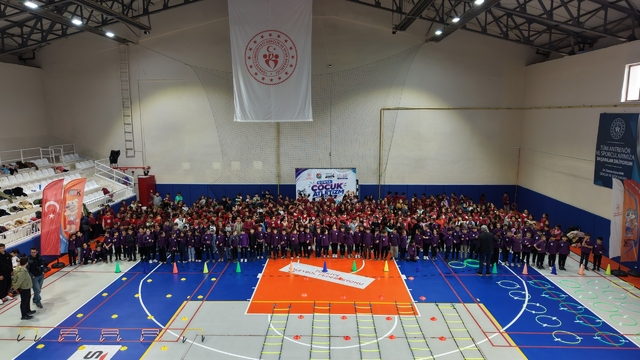 Karaman'da Dünya Çocuk Atletizm Günü kutlandı
Bin 500 öğrenci Dünya Çocuk Atletizm Günü'nde hem eğlendi hem spor yaptı