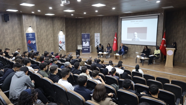 Diyarbakır'da "Safahat Okumaları" konulu panel düzenlendi