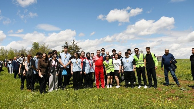 Dicle Üniversitesinde doğa yürüyüşü ve bisiklet turu etkinliği düzenlendi