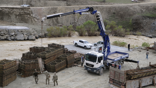 TSK'dan Hakkari'de heyelan bölgesine 40 metrelik köprü