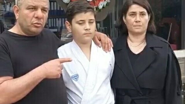 Kulüple ilişiği kesilen milli karatecinin babasından belediyeye siyah çelenkli protesto