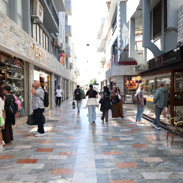 Marmaris'te yenilenen çarşı turistlerin gözdesi oldu