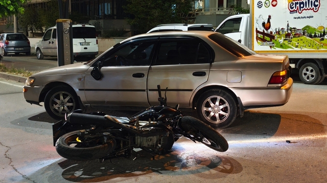 Keşan'da otomobil ile çarpışan motosiklette 2 kişi yaralandı