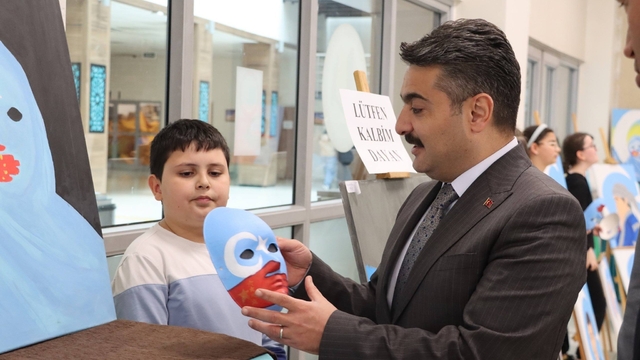 Sivas'ta "Doğu Türkistan'ı Hatırla" resim sergisi açıldı
Sivas  Yavuz Selim Ortaokulu öğrenci ve öğretmenleri tarafından  "Doğu Türkistan'ı Hatırla" isimli resim sergisi açıldı