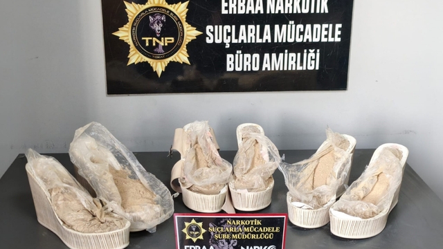 Yüksek ökçelerinden eroin çıktı
Tokat'ta yüksek ökçeli kadın ayakkabılarının ökçelerine gizlenmiş 1 kilo 675 gram eroin ele geçirildi