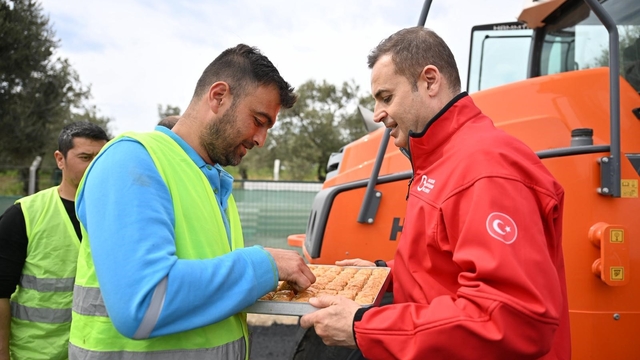 Büyükşehir yaz kış demeden yol çalışmalarına devam ediyor
Yol çalışmalarını inceleyen Akın'dan personele baklava ikramı