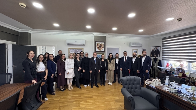 Antalya İl Sağlık Müdürü Özkan'a sürpriz doğum günü kutlaması